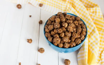 chocolate-caramel-popcorn-cup-white-wooden-table